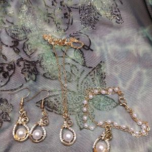 Pikkujoulusetti: säädettävä Kaulakoru, Rannekorut ja Korvakorut Helmellä ja perhosella