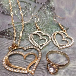 Pikkujoulusetti: säädettävä Kaulakoru, Sormus ja Korvakorut kristalleilla, Sydämet
