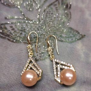 Juhlavat korvakorut helmellä ja pienillä kristalleilla