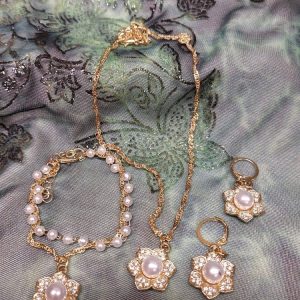 Upea Pikkujoulu-korusetti helmillä: Kaulakoru, rannekoru ja korvakorut, Lumikukkaset