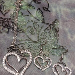 Pikkujoulu-korusetti: Hopeiset Säädettäva Kaulaketju ja Korvakorut Sydämillä ja kristalleilla