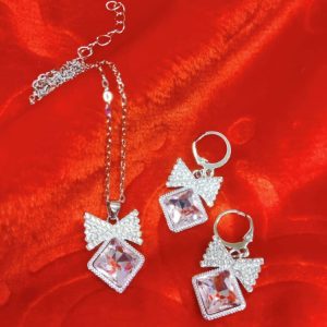 Kaunis Korusetti: Kaulakoru ja Korvakorut vaaleanpunaisella timantilla ja kristallisella Rusetilla