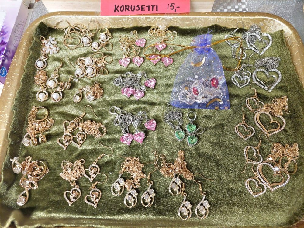 Pikkujoulu-korusetti: Säädettävä Kaulakoru ja Korvakorut, vaaleanvihreällä Sydäntimantilla - Image 3