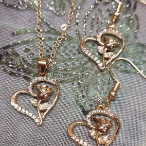 Pikkujoulu-korusetti: Säädettävä Kaulakoru ja Korvakorut, Ruusulla ja kristalleilla