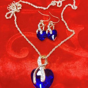 Upea Korusetti säädettävällä Kaulakorulla, jossa iso vihreä Sydän ja kristallit + Korvakorut