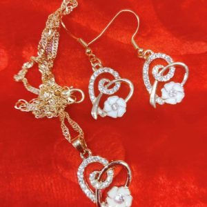 Upea Korusetti: Kaulakoru ja Korvakorut taiteellisella Sydämellä ja Kukalla