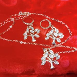 Kaunis Korusetti: Kaulakoru ja Korvakorut Elämänpuulla ja kristalleilla