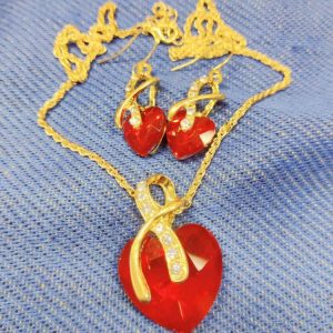 Upea Korusetti: Kultainen kaulakoru isolla Sydämellä ja kristalleilla + Korvakorut