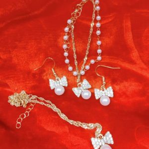 Upea Korusetti: Kaulakoru, Rannekoru ja Korvakorut Helmellä, Rusetilla ja Kristalleilla