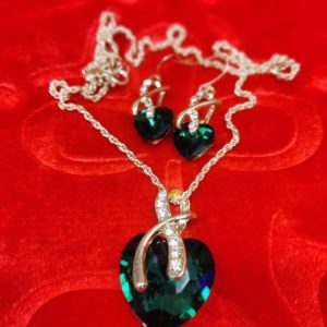 Korusetti: Säädettävä Kaulakoru upealla Vihreällä Sydämellä ja kristalleilla + Korvakorut