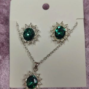 Upea Korusetti: Kaulakoru ja Korvakoru, Hopeiset Tähdet smaragdinvihreillä kivillä