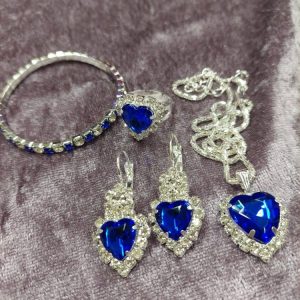 Kuninkaallinen Korusetti: Kaulakoru, Korvakorut, Sormus ja Rannekoru, Hopet kristallipisarat, sininen kivi