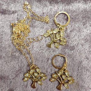 Kaunis Korusetti: Kaulakoru ja korvakorut, Kristallisella Elämänpuulla