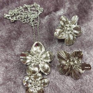 Upea Korusetti: Kaulakoru ja Korvakorut, Hopeakukat