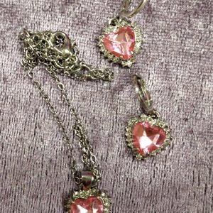 Kaunis Korusetti: Kaulakoru ja korvakorut Vaaleanpunaisilla kristallisilla Sydämillä