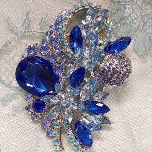 Kaunis ja näyttävä Rintakoru, kuninkaallisen sininen Kukkakimppu timanteilla ja kristalleilla