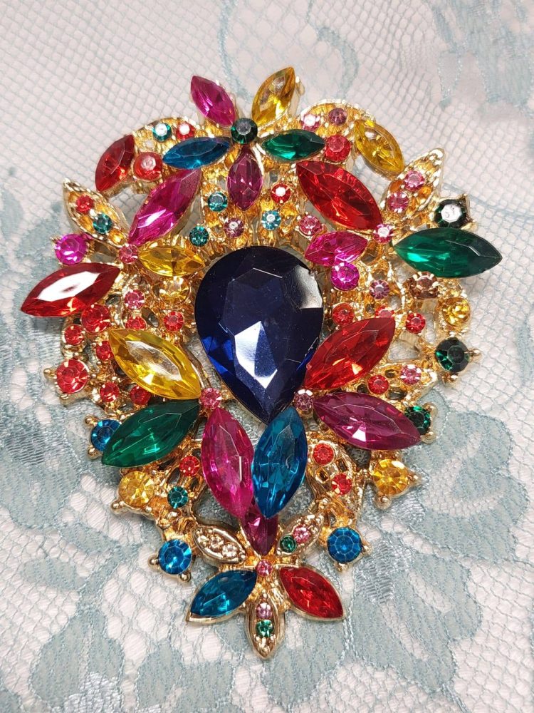 Kaunis, näyttävä Rintakoru, Värien leikki