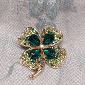 Kaunis Rintakoru, Neliapila kristallein koristeltuna