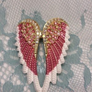 Kaunis Rintakoru, Vaaleanpunaiset Enkelin siivet kimaltelevilla kristalleilla