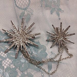 Kaunis kaksiosainen Rintakoru, Tähdet