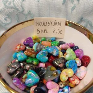 Pienet värikkäät Huolisydämet 5 kpl kauniissa Marokon kultareunaisessa Posliinikulhossa -tarjouspaketti