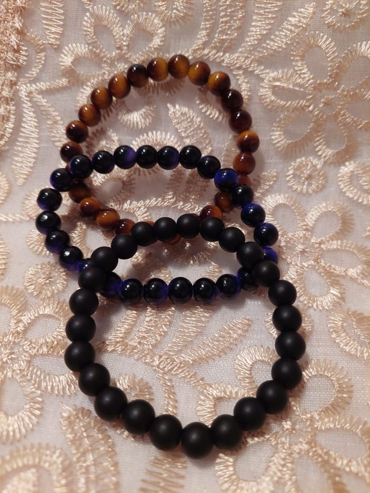 Hoitavat Kivirannekorut, 3 kpl, Tummaa Tiikerinsilmä-energiaa -tarjouspaketti