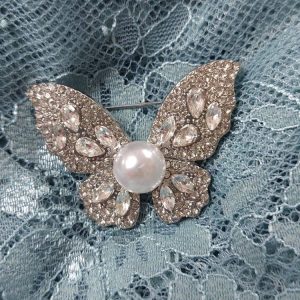 Kaunis Rintakoru, Kristalliperhonen helmellä