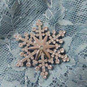 Kaunis Rintakoru, kristallinen Lumihiutale