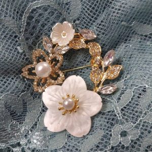 Kaunis Rintakoru, Kukkaseppele kristalleilla ja helmillä