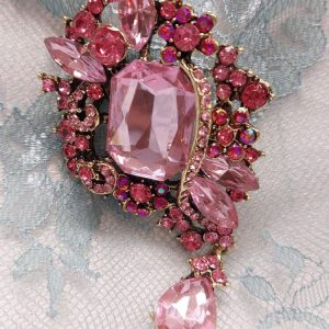 Kaunis, näyttävä Rintakoru, Vaaleanpunainen Unelma kristalleilla ja timanteilla