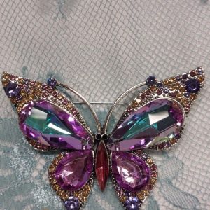 Upea kimalteleva lilan sävyinen Rintakoru, Perhonen kristalleilla ja timanteilla