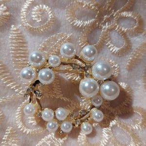 Kaunis Rintakoru, Valkoinen Helmi-kranssi