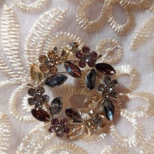 Kaunis Rintakoru, Tasapainoinen Kukkakranssi kristalleilla ja timanteilla