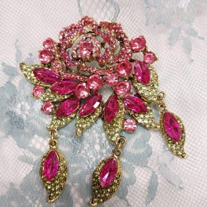 Kaunis ja näyttävä Rintakoru, Ruusu kristallein ja timantein