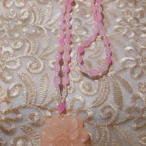 Kaunis, persoonallinen Helmi-kaulakoru Lotus-riipuksella, vaaleanpunainen