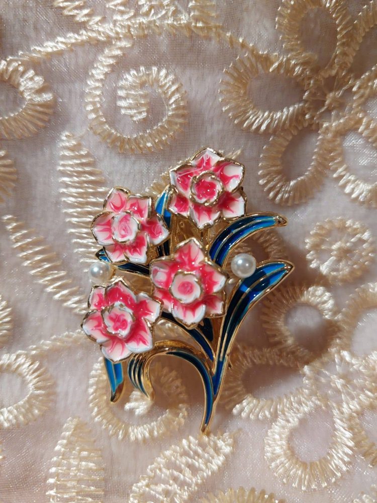 Kaunis Rintakoru, Ilon kimppu Helmellä