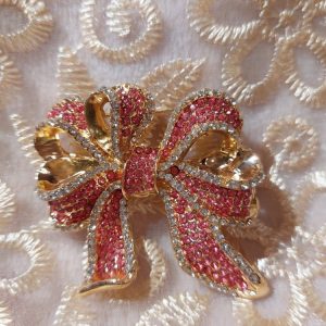 Näyttävä Rintakoru, vaaleanpunainen Rusetti kristalleilla