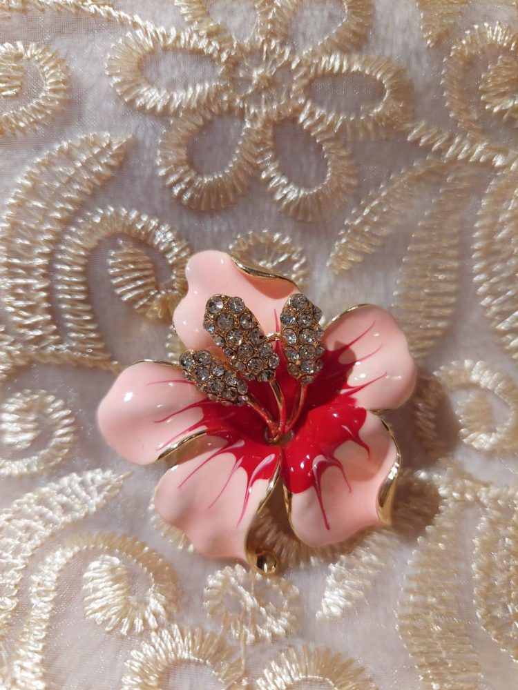 Kaunis herkkä Lotus -Rintakoru