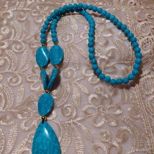 Turkoosi pitkä Kaulakoru riipuksilla ja kuvioilla