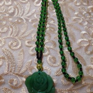 Kaunis persoonallinen Helmi-kaulakoru Lotus-riipuksella, metsänvihreä