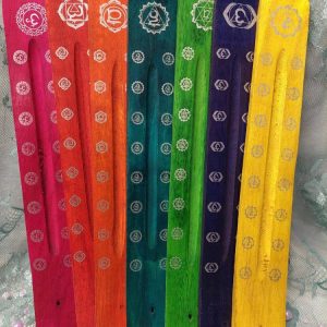 Puinen suitsuketeline, chakrat symboleilla