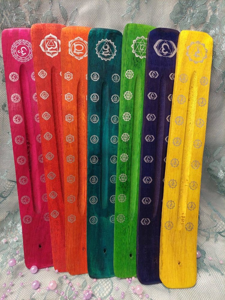 Puinen suitsuketeline, chakrat symboleilla