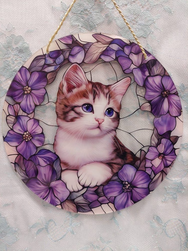 Kaunis Ikkunakoriste, Kissa kukkaseppeleessä, lila, 20 cm - Image 3
