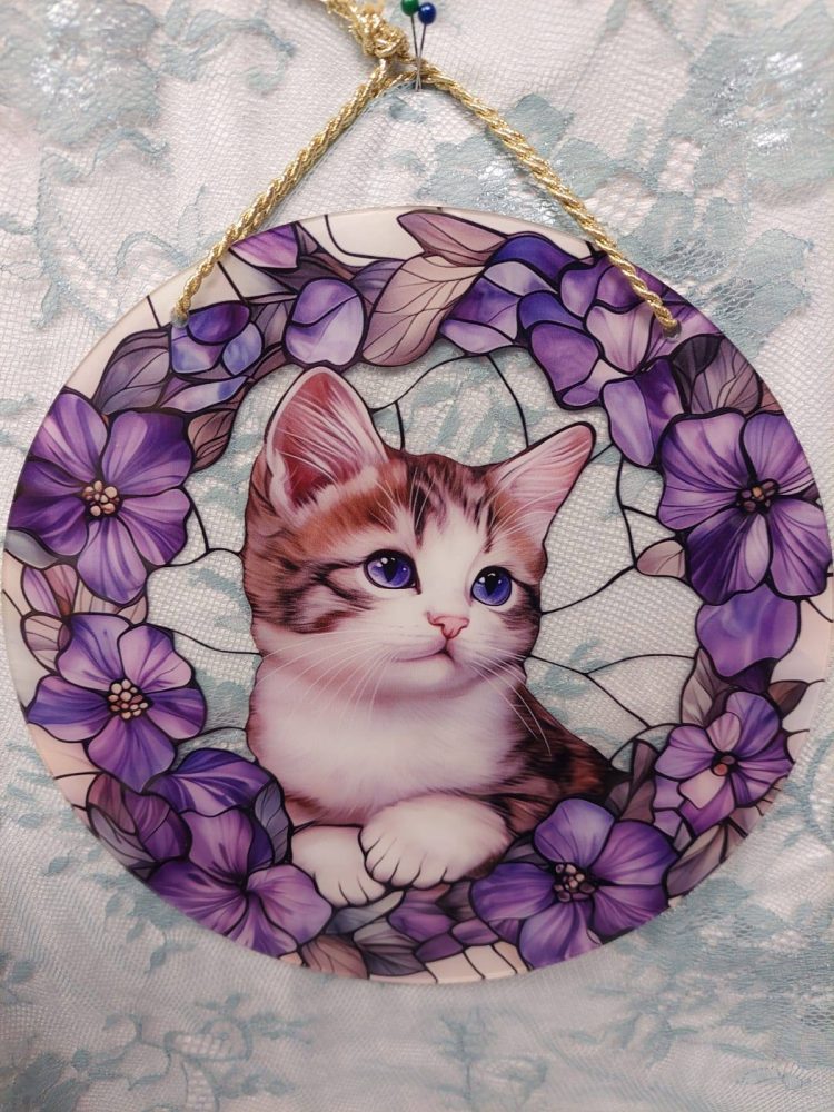 Kaunis Ikkunakoriste, Kissa kukkaseppeleessä, lila, 20 cm