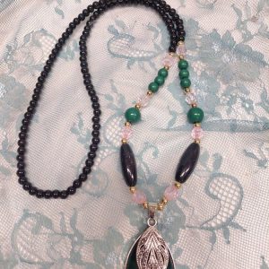 Upea pitkä Kaulakoru ihanilla yksityiskohdilla