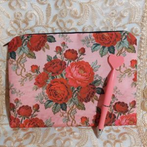 Ruusuja Ystävälle -tarjouspaketti; Kaunis Ruusu-kosmettiikkapussi, Sydänkynä ja mietelause-kortti