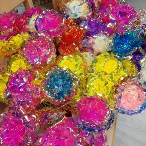 Upeat Sateenkaaren väreissä kimaltelevat kultavartiset Kimalleruusut, 3 kpl:n sekoitus