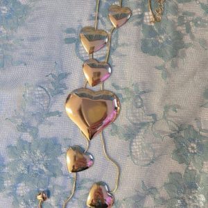 Kaunis naisellinen, näyttävä pitkä Kaulakoru eri kokoisilla kultasydämillä