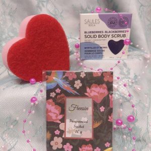 Puhdasta luonnon tuoksua ja hoitoa -Tarjouspaketti: Hoitava, hellästi kuoriva Luonnon Sydän-saippua + Sydän-pesusieni + Kukkaistuoksupussi