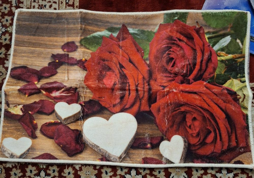 Kaunis Pehmo-kynnysmatto jarrupohjalla, Tulipunaiset Ruusut ja Sydämet - Image 2